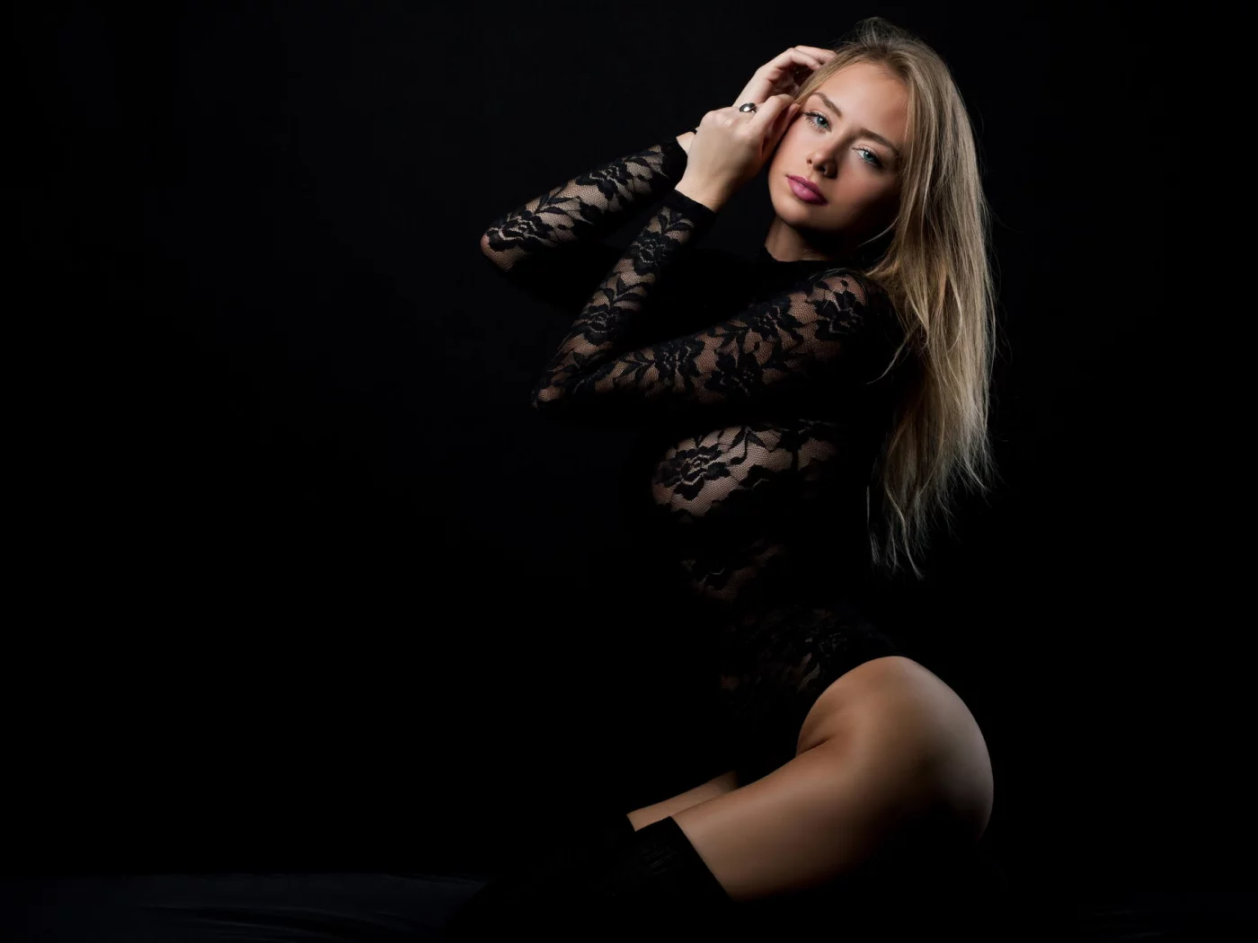 karolina debczynska, девушка, модель, милая, красивая, стройная, фигура, блондинка, боди, чулки, кружева, поза