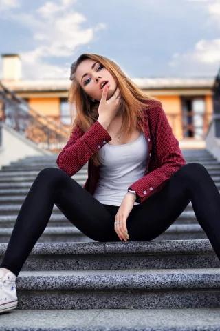 девушка, модель, милая, красивая, стройная, шатенка, блондинка, леггинсы, обтяг, майка, рубашка, лестница, поза, глаза, раздвинула ноги