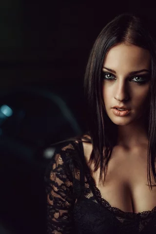 alla berger, брюнетка, девушка, модель, милая, красивая, стройная, фигура, декольте, взгляд, платье, кружева
