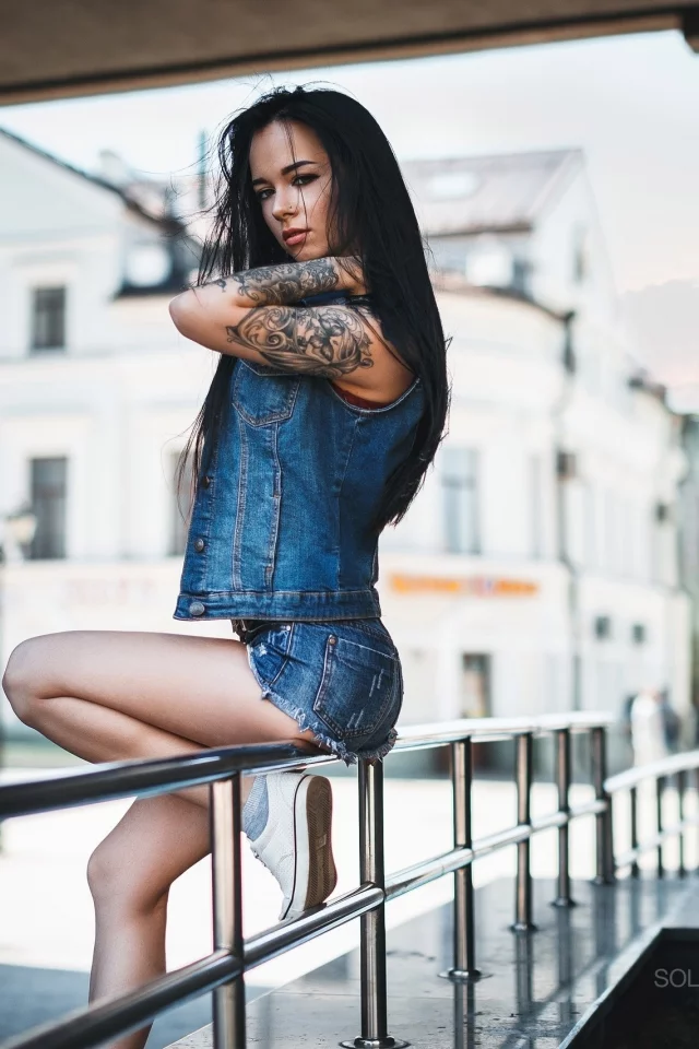 anastasia rozhdestvenskaya, девушка, модель, милая, красивая, стройная, фигура, шорты, тату, брюнетка, пирсинг, попка, попа, ягодицы