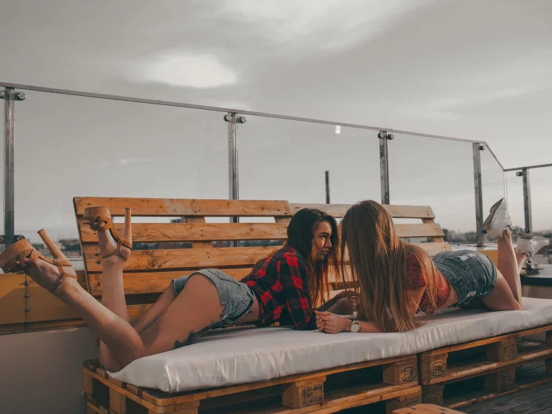девушки, две, лесби, лесбиянки, поза, раком, шорты, тату