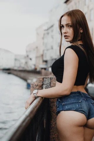 шатенка, позирует, секси, река, набережная, стоя, девушка, шорты, прическа, задом, фигура