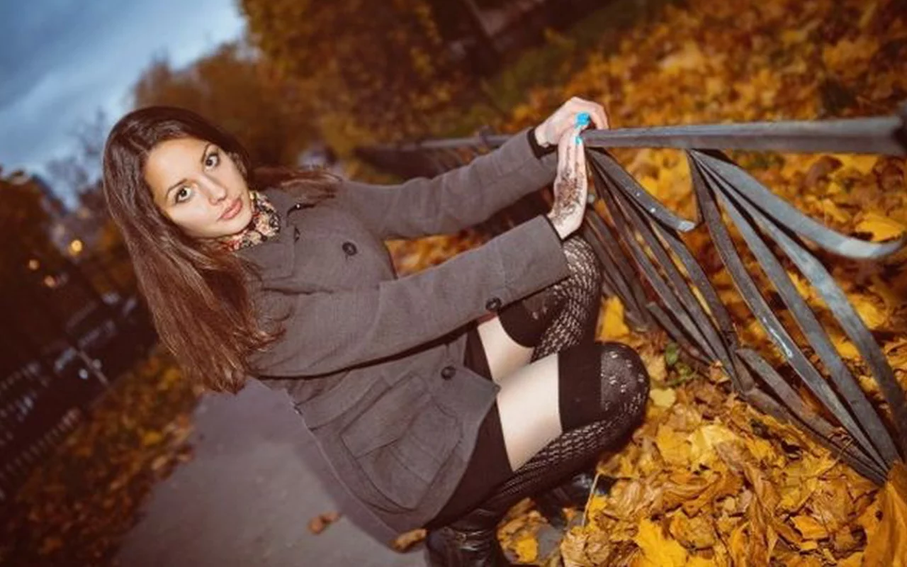 девушка, поза, грудь, фон, красавица, волосы, ножки