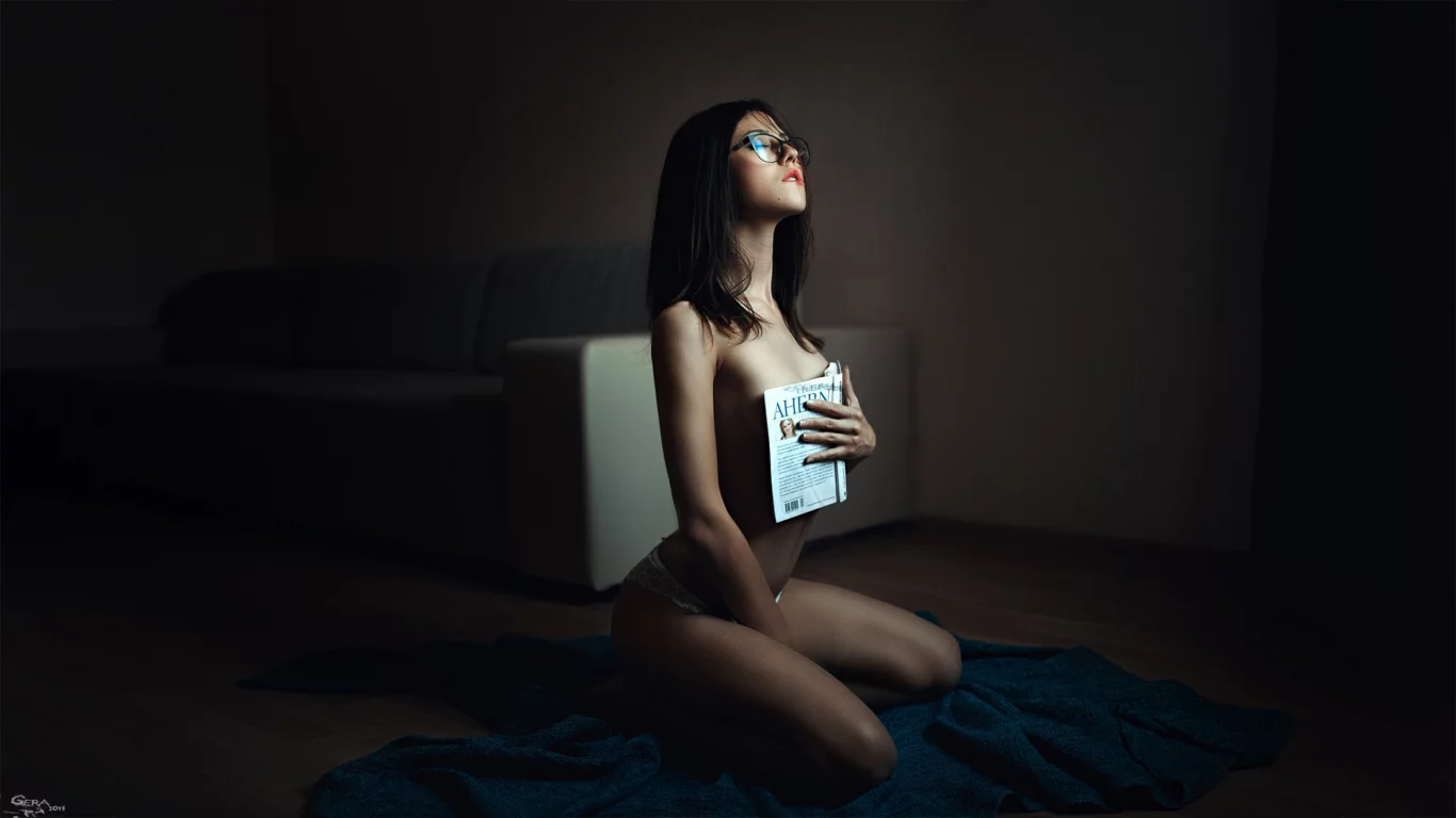 книга, очки, диван