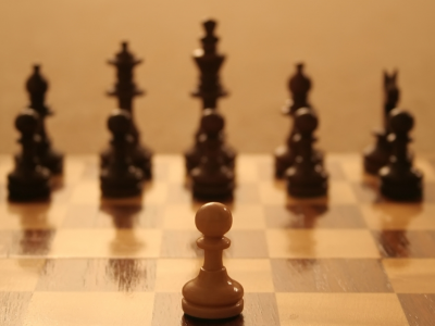 шахматы, один в поле воин