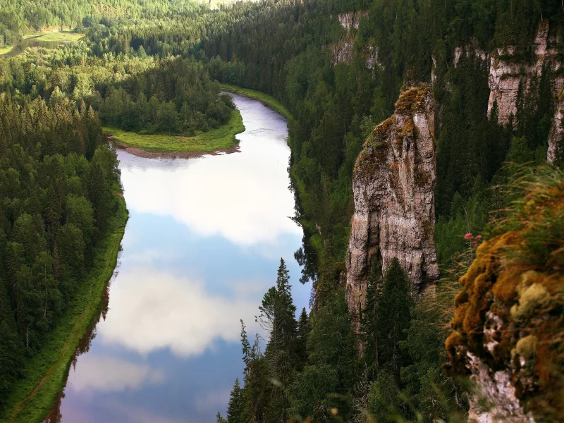 река, скалы, деревья, вид сверху