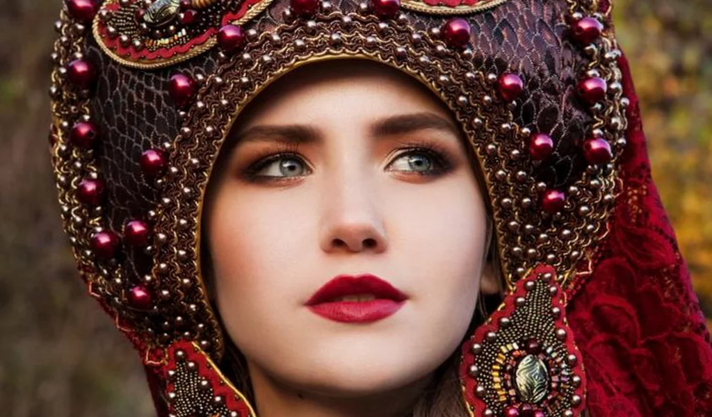 русская девушка, крупно, глаза, взгляд, кокошник, губы, фон
