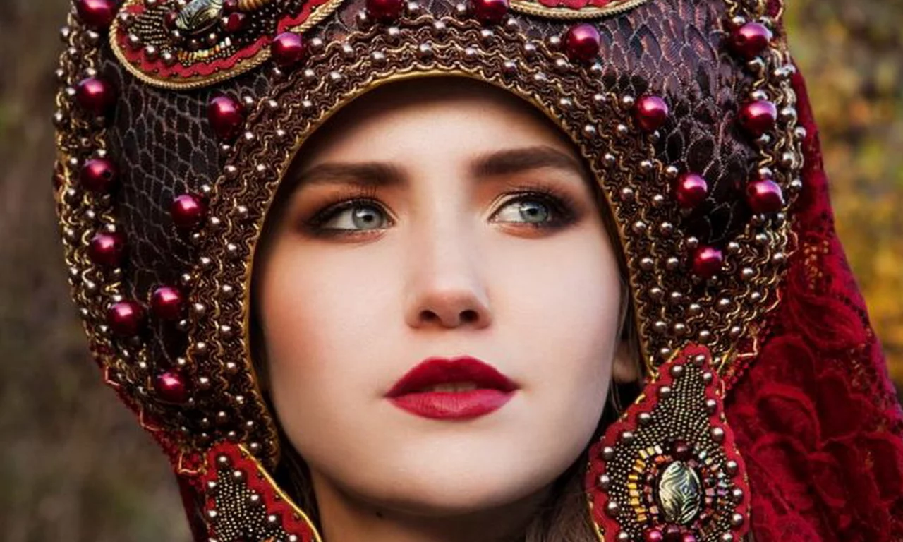 русская девушка, крупно, глаза, взгляд, кокошник, губы, фон