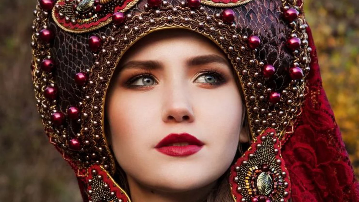 русская девушка, крупно, глаза, взгляд, кокошник, губы, фон