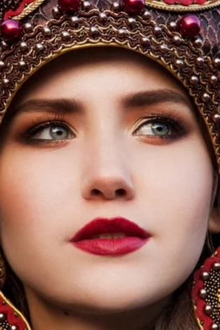 русская девушка, крупно, глаза, взгляд, кокошник, губы, фон