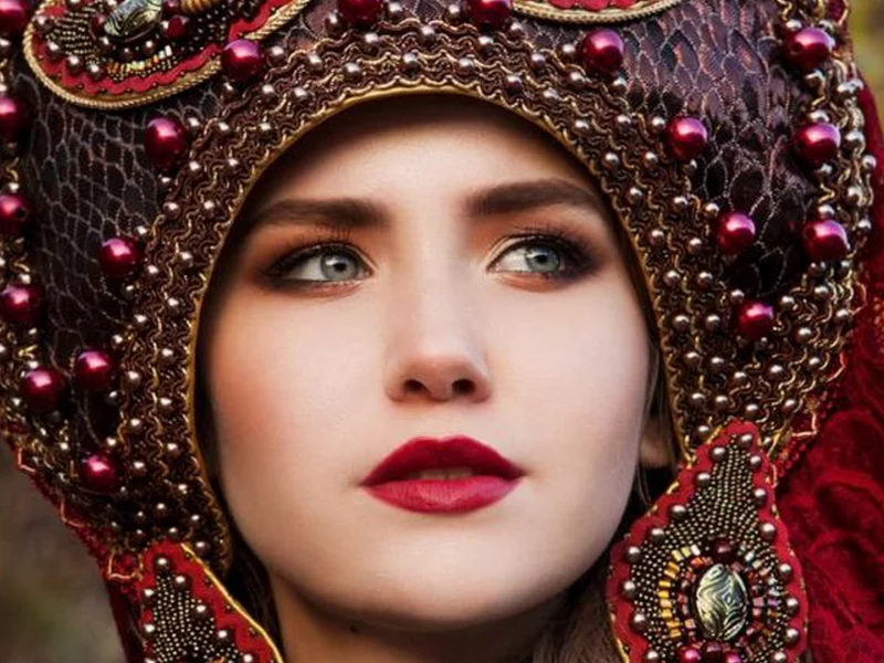 русская девушка, крупно, глаза, взгляд, кокошник, губы, фон