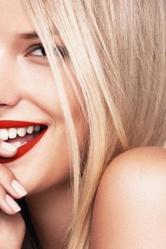 девушка, улыбка, блондинка, волосы, фон, губы, пальцы, плечо, крупно, макияж, глаза, зубы