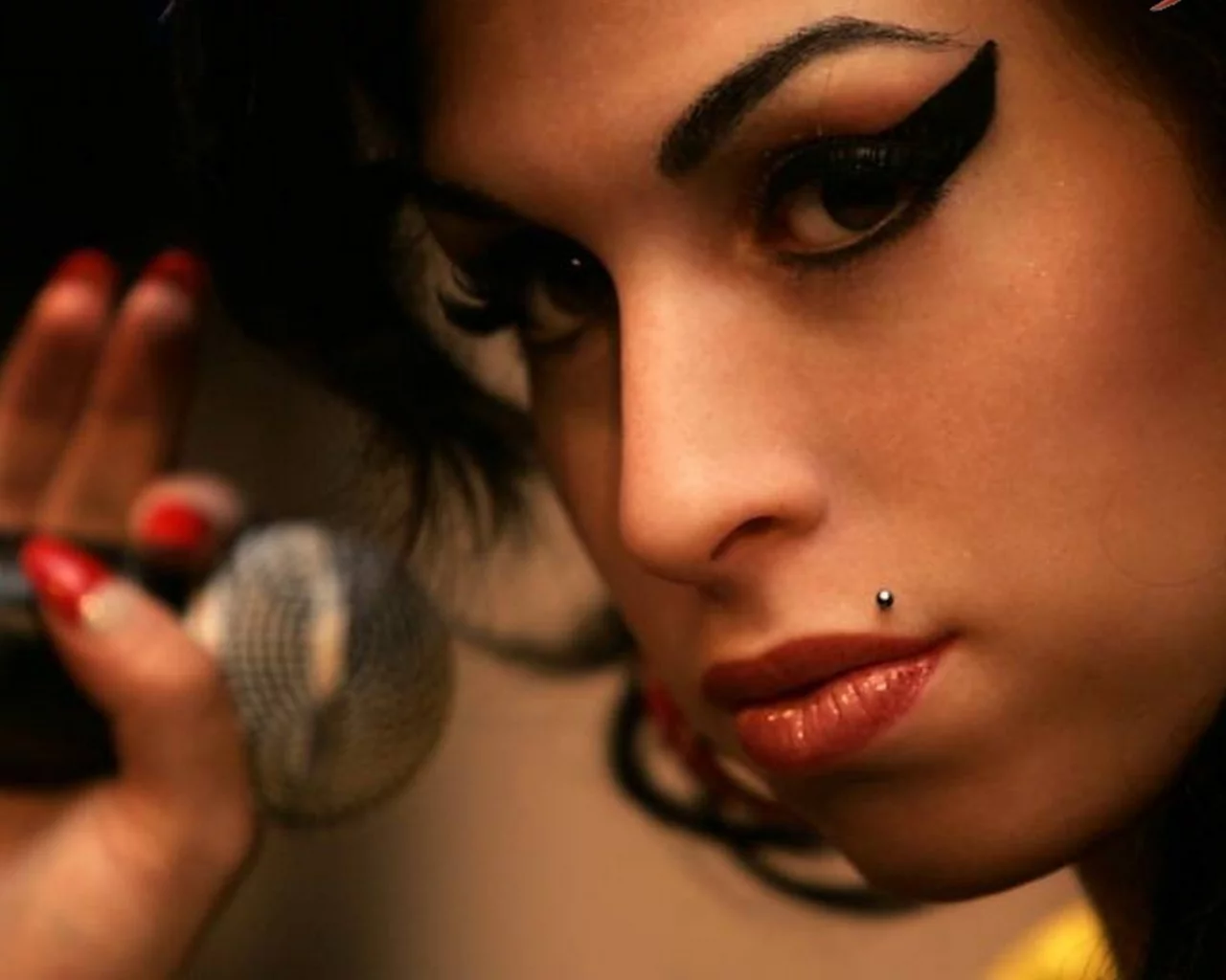 amy winehouse, певица, девушка, рок певица, волосы, брюнетка, взгляд, поза