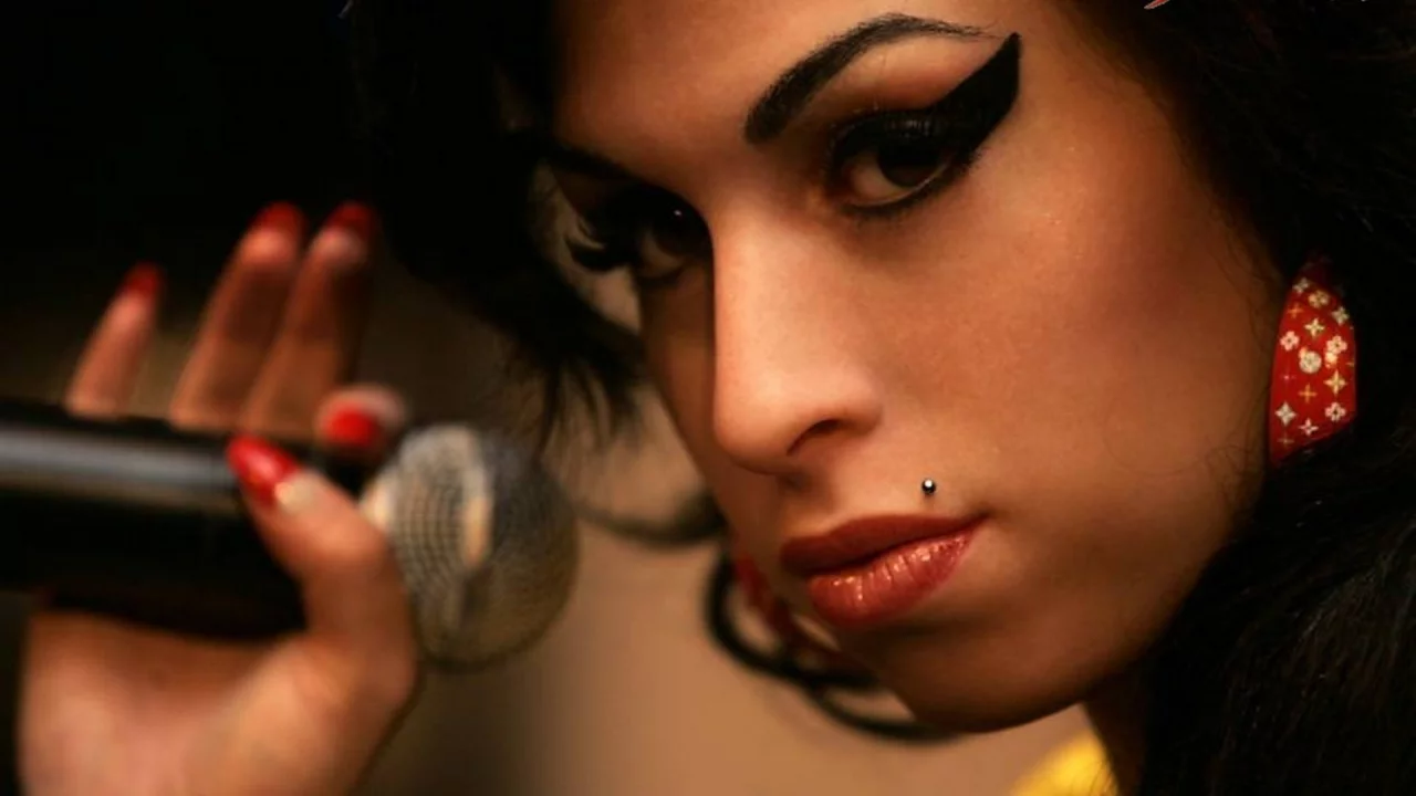 amy winehouse, певица, девушка, рок певица, волосы, брюнетка, взгляд, поза