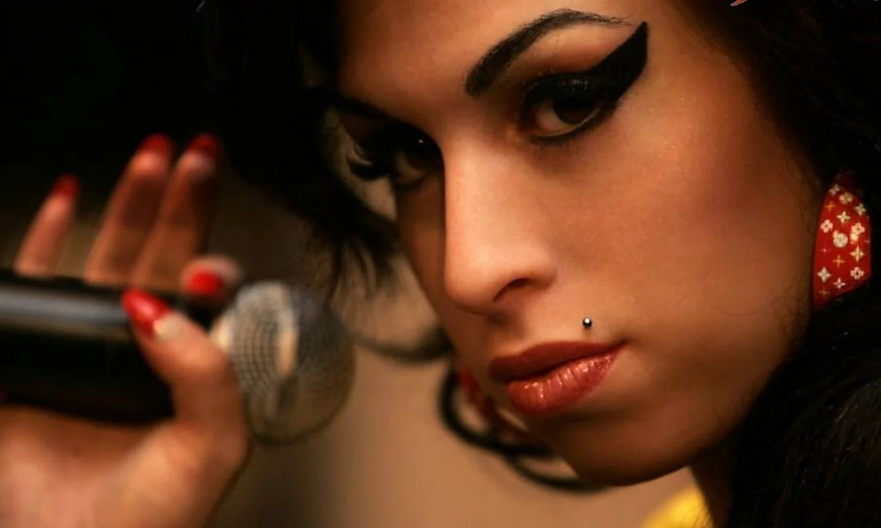 amy winehouse, певица, девушка, рок певица, волосы, брюнетка, взгляд, поза