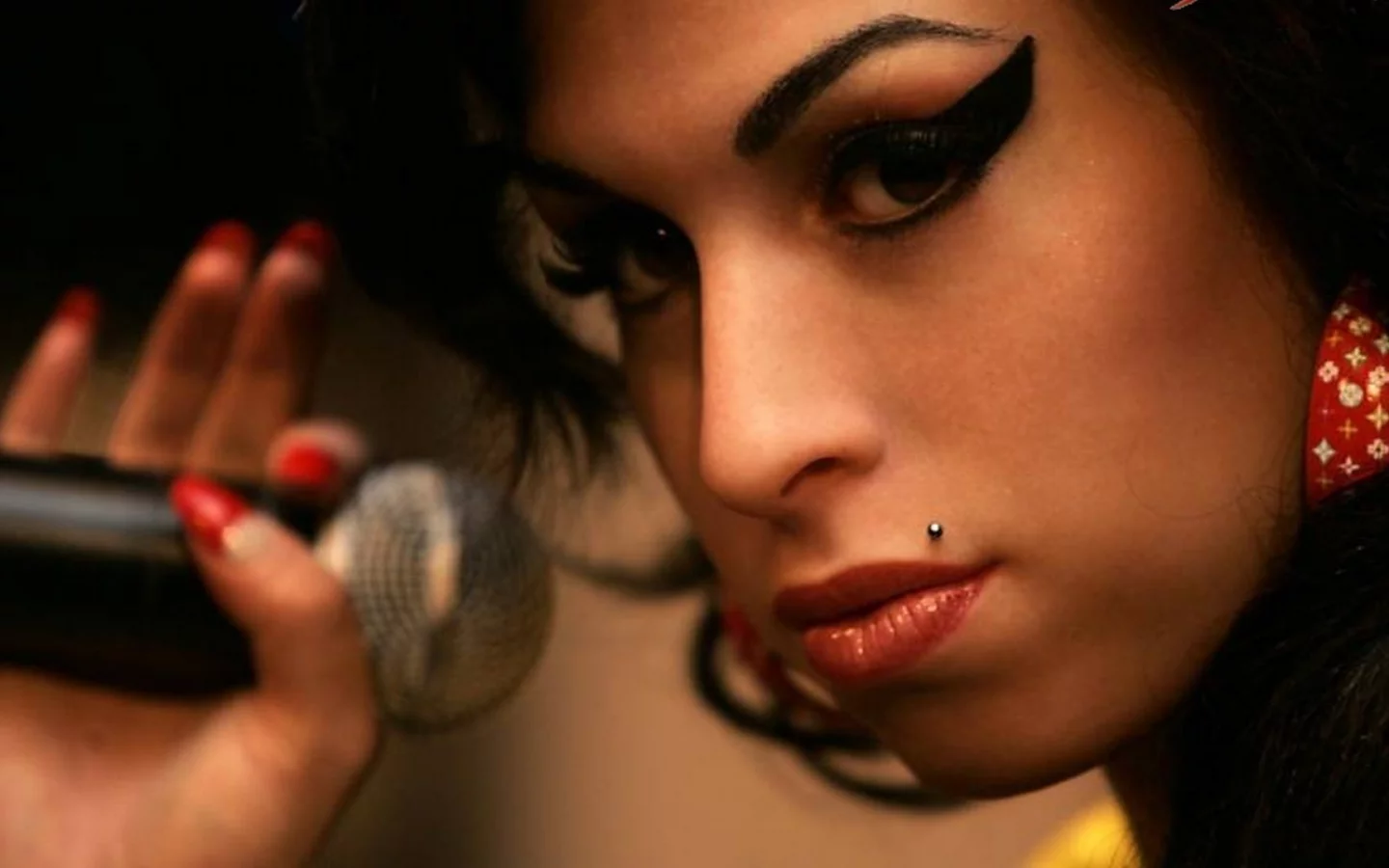 amy winehouse, певица, девушка, рок певица, волосы, брюнетка, взгляд, поза