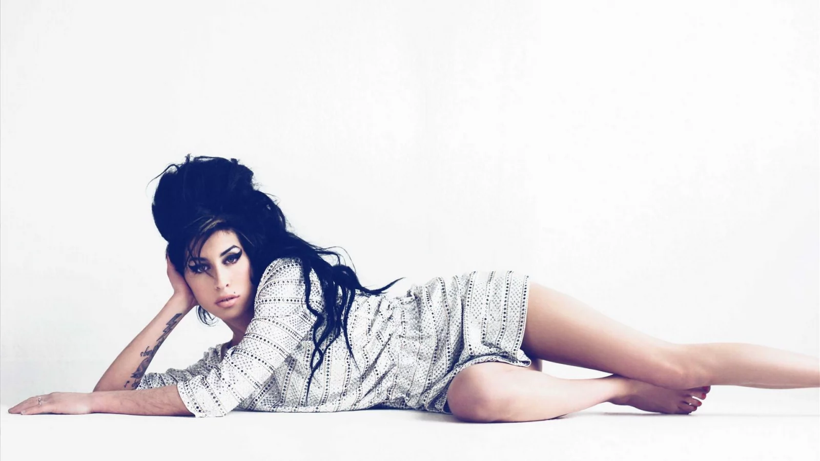 amy winehouse, певица, девушка, рок певица, волосы, брюнетка, взгляд, поза