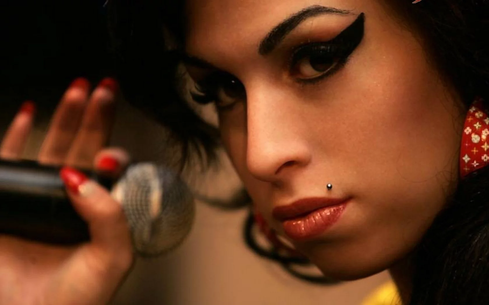 amy winehouse, певица, девушка, рок певица, волосы, брюнетка, взгляд, поза
