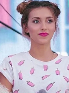 регина тодоренко, актриса, певица, телеведущая, орел и решка, волосы, фон, улыбка, поза, макияж, рот, секс, ножки