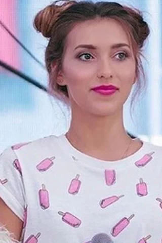 регина тодоренко, актриса, певица, телеведущая, орел и решка, волосы, фон, улыбка, поза, макияж, рот, секс, ножки