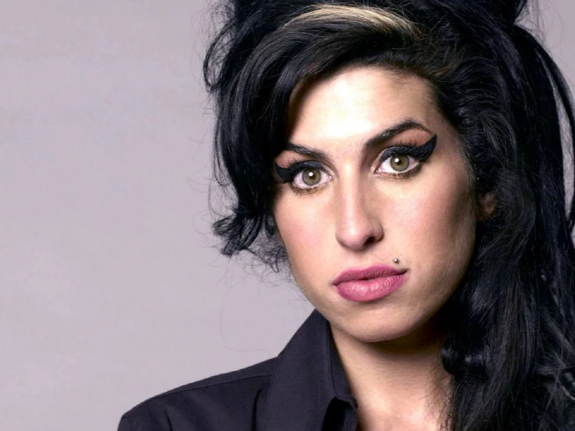 amy winehouse, певица, девушка, рок певица, волосы, брюнетка, взгляд, поза