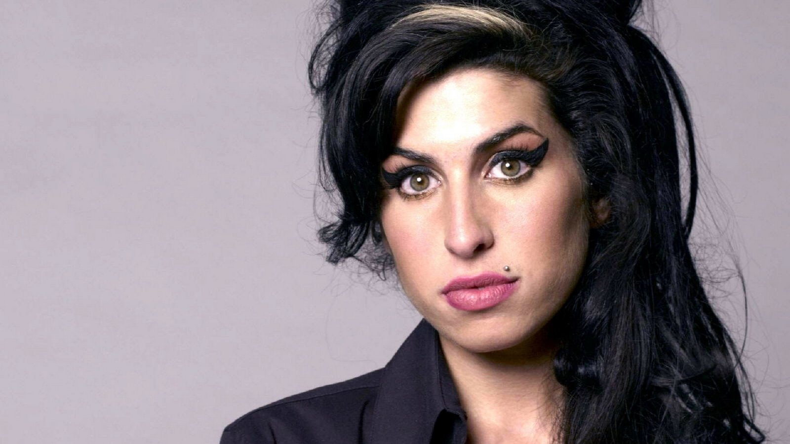 amy winehouse, певица, девушка, рок певица, волосы, брюнетка, взгляд, поза