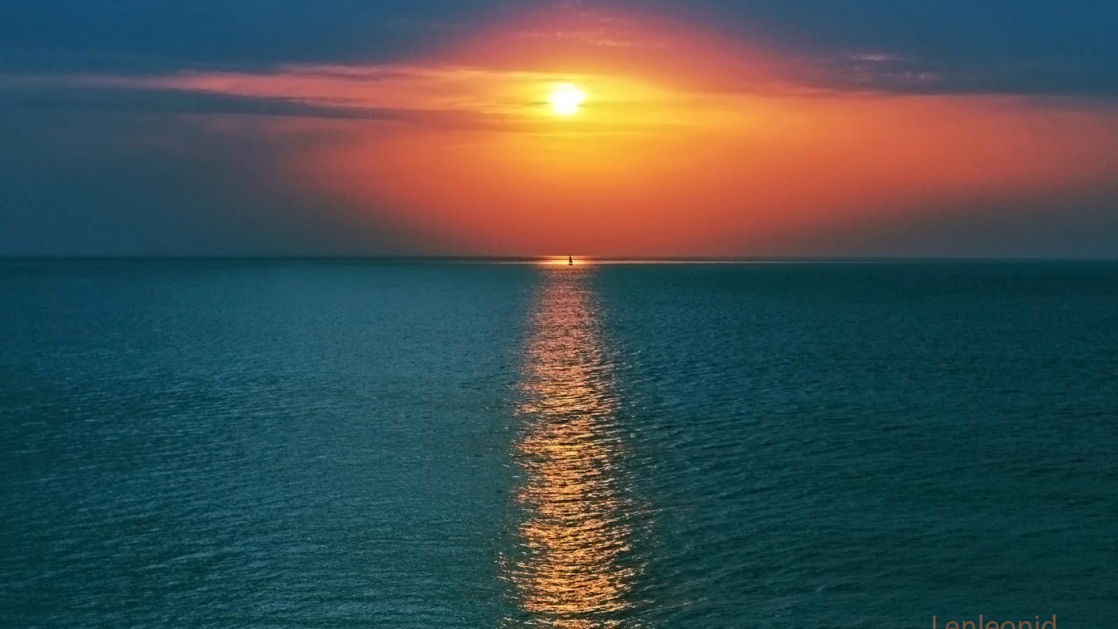 закат, море, яхта в далеке