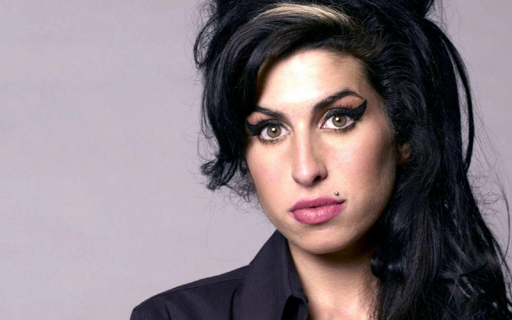 amy winehouse, певица, девушка, рок певица, волосы, брюнетка, взгляд, поза