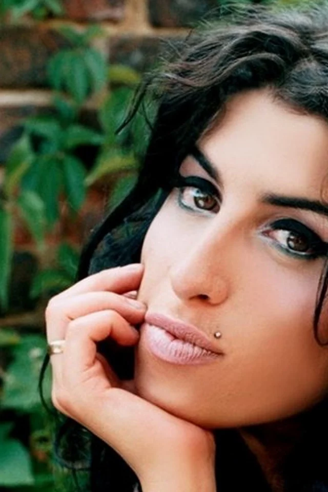 amy winehouse, певица, девушка, рок певица, волосы, брюнетка, взгляд, поза