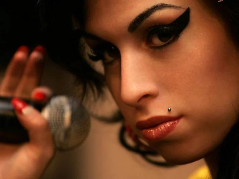 amy winehouse, певица, девушка, рок певица, волосы, брюнетка, взгляд, поза