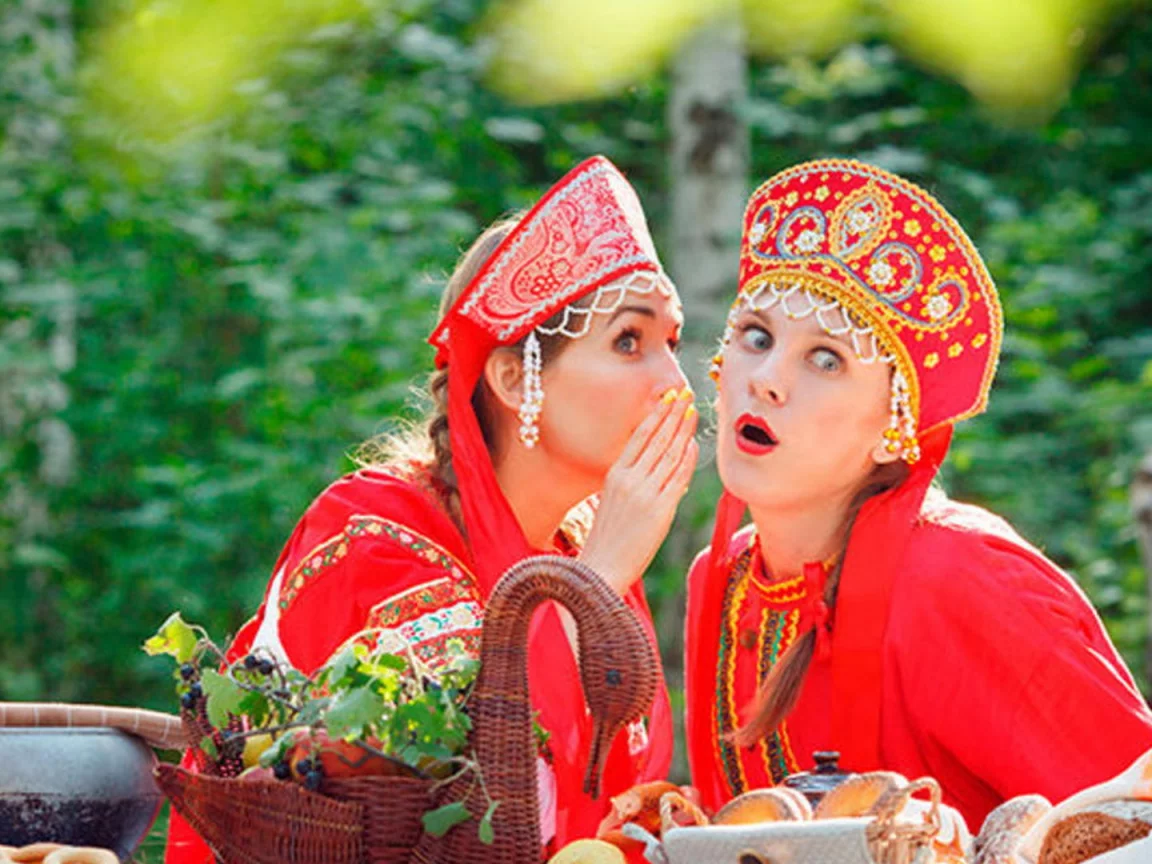 две девушки, русские, удивленость, кокошник, русский наряд, поза
