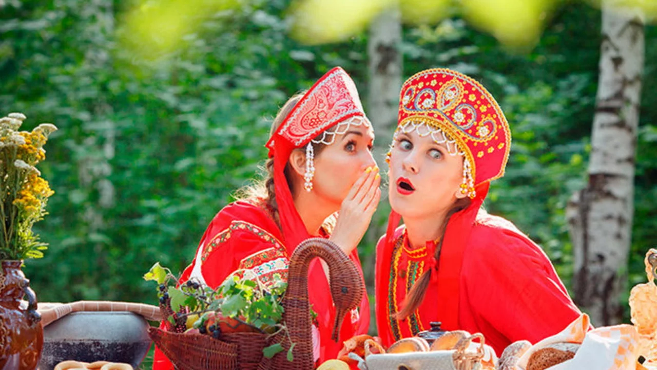 две девушки, русские, удивленость, кокошник, русский наряд, поза