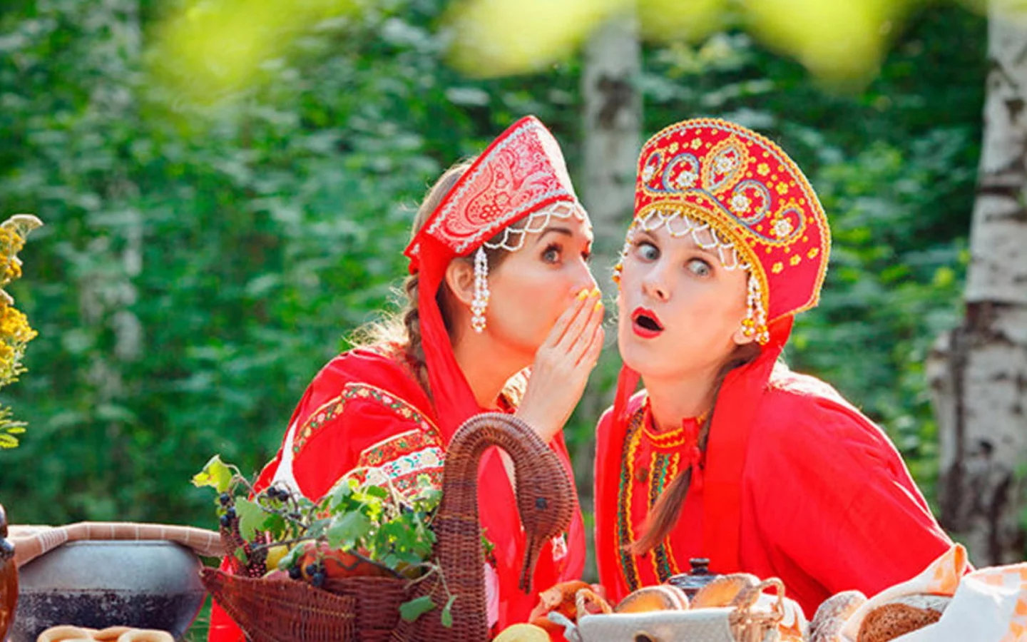 две девушки, русские, удивленость, кокошник, русский наряд, поза