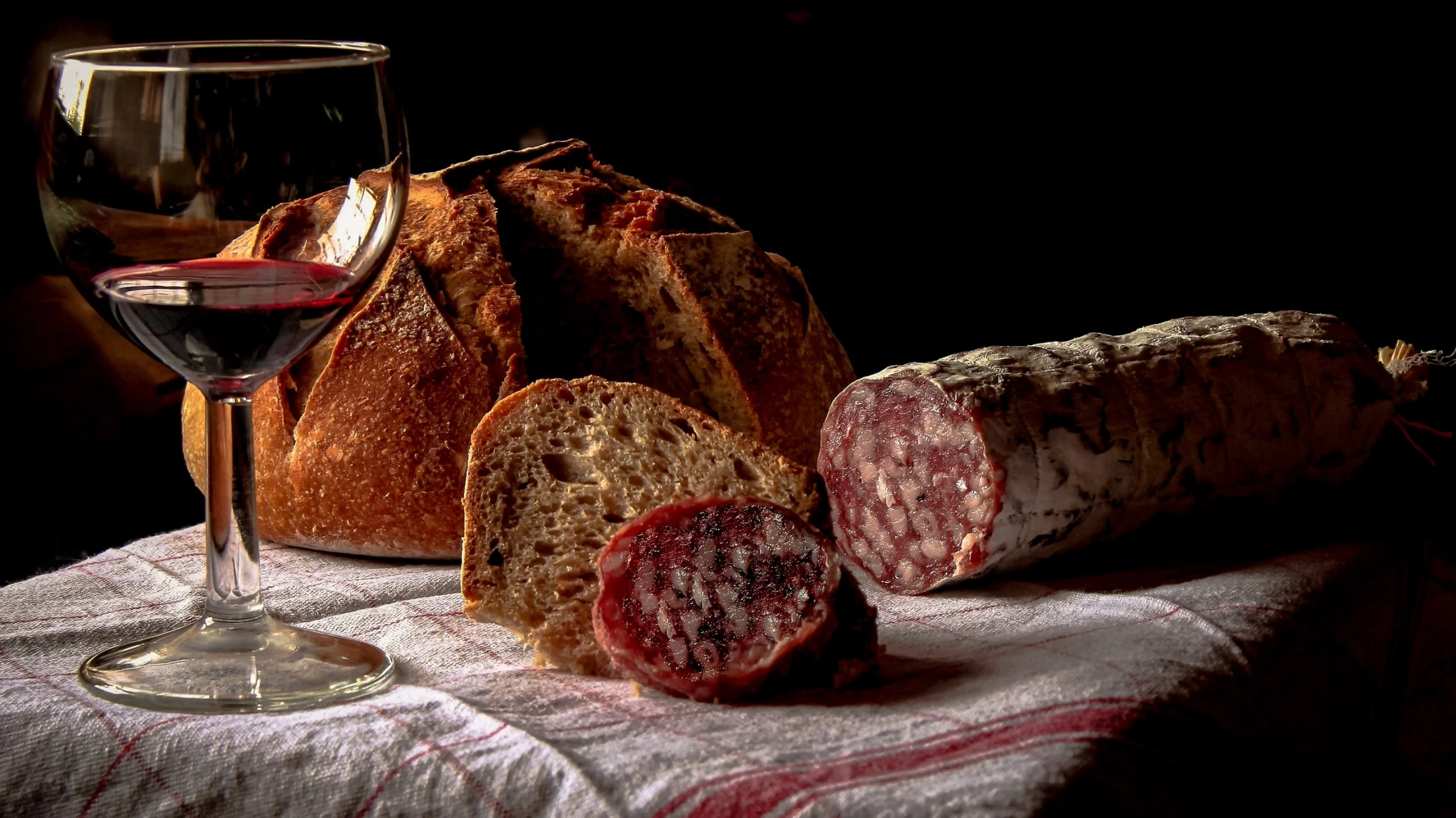 бокал, хлеб, вино, колбаса, скатерть