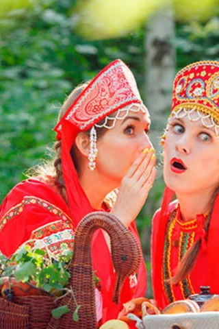 две девушки, русские, удивленость, кокошник, русский наряд, поза