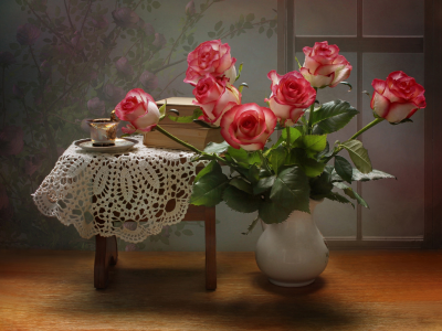 розы, чашка, табурет, книги, блюдце, ваза, цветы