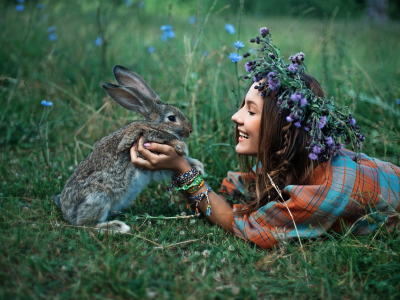 трава, радость, девушка, брюнетка, браслеты, фенечки, улыбка, кролик, природа, животное