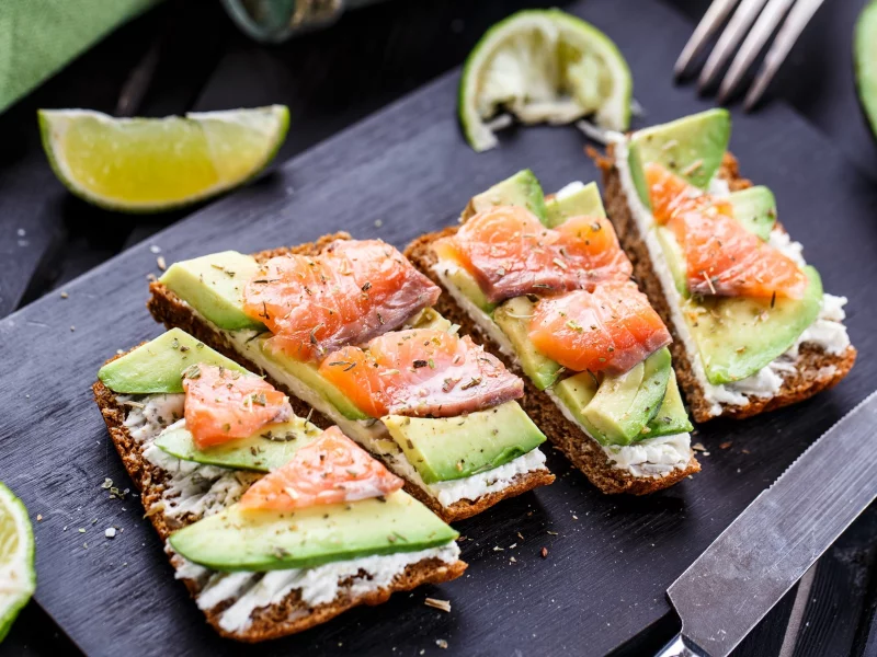 лайм, рыба, специи, fish, нож, хлеб, бутерброды, авокадо, bread, spice, доска