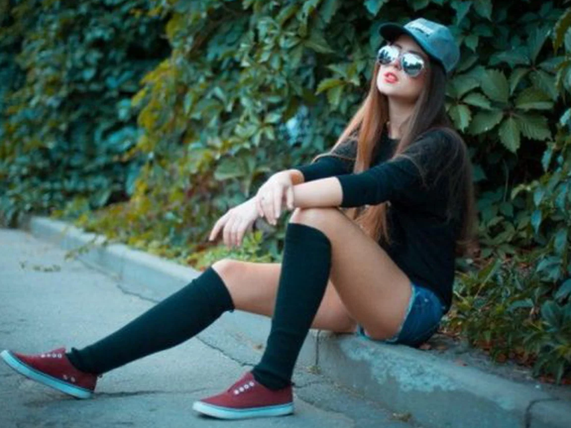 девушка в очках, ножки, поза, грудь, очки, милашка, волосы