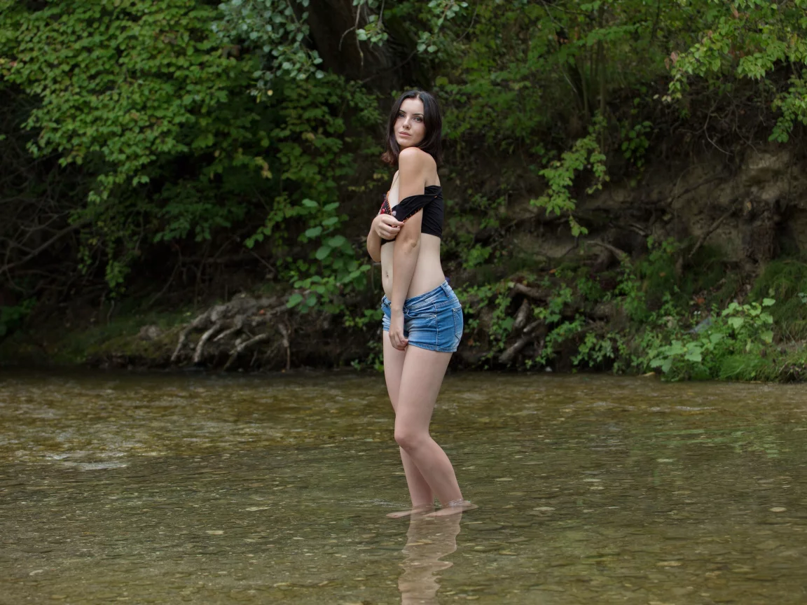 девушка, girl, sexy, секси, модель, фигура, ass, попка, попа, ноги, ножки, jeans, джинсы, shorts, шорты, water, вода, листья, nature, природа, река, cordoba
