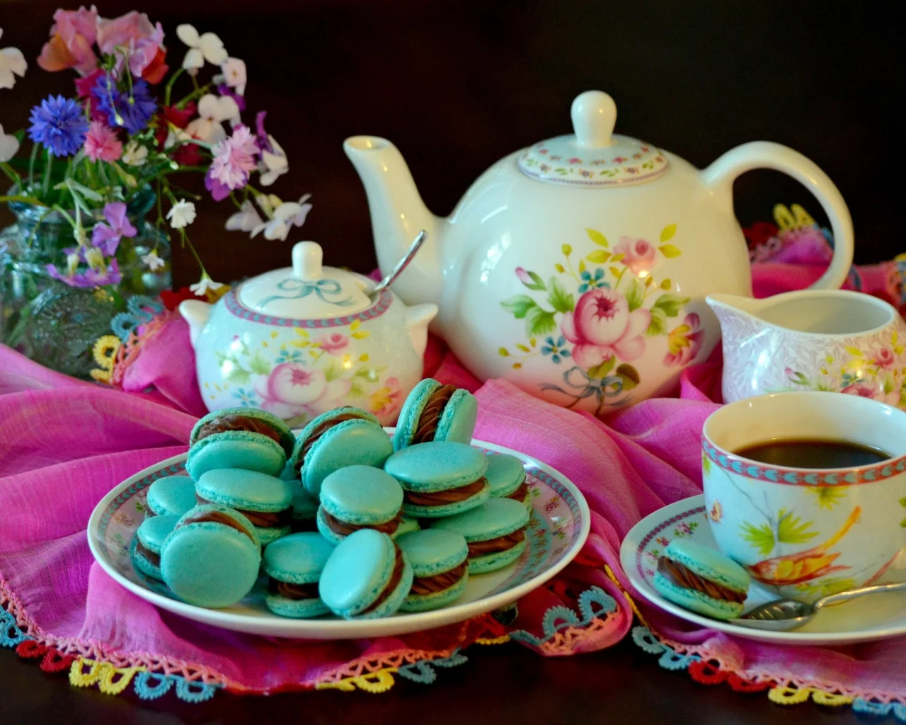 цветы, чай, чайник, печенье, натюрморт, макарон