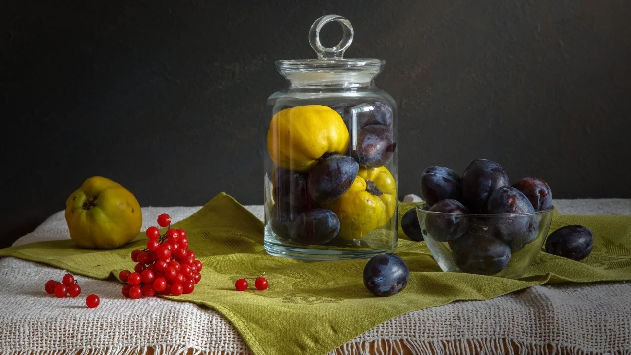 банка, фрукты, натюрморт, айва, слива, калина