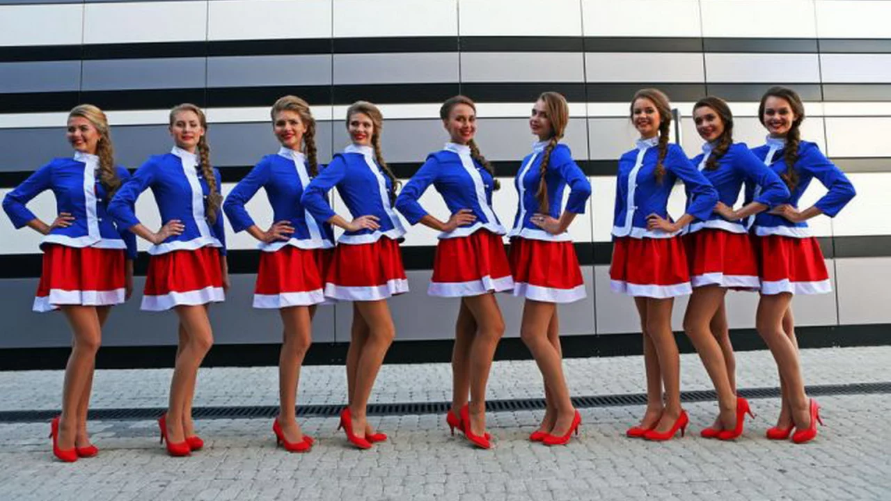 девять девушек, поза, костюм, ножки, мини юбка, улыбка, обувь