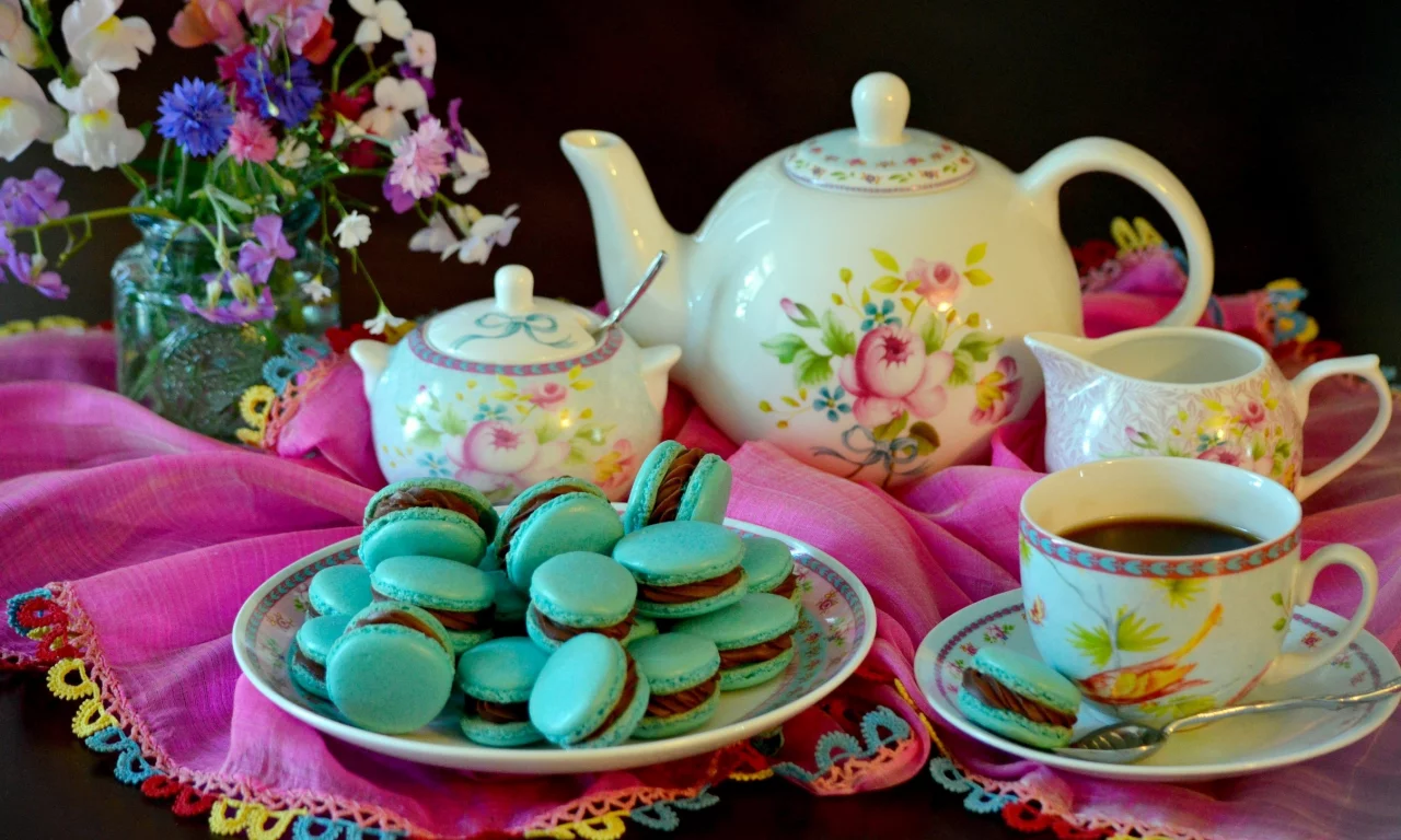 цветы, чай, чайник, печенье, натюрморт, макарон