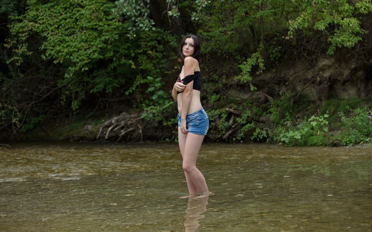 девушка, girl, sexy, секси, модель, фигура, ass, попка, попа, ноги, ножки, jeans, джинсы, shorts, шорты, water, вода, листья, nature, природа, река, cordoba