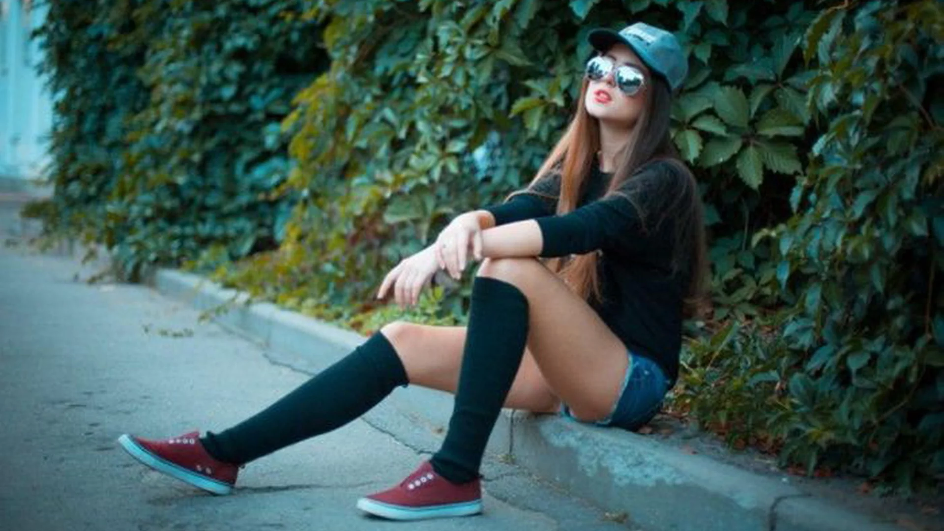 девушка в очках, ножки, поза, грудь, очки, милашка, волосы