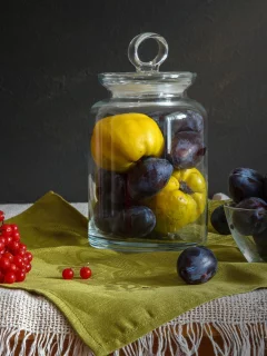 банка, фрукты, натюрморт, айва, слива, калина