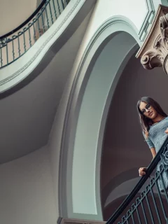 взгляд, девушка, очки, арка, перила, архитектура, колонна