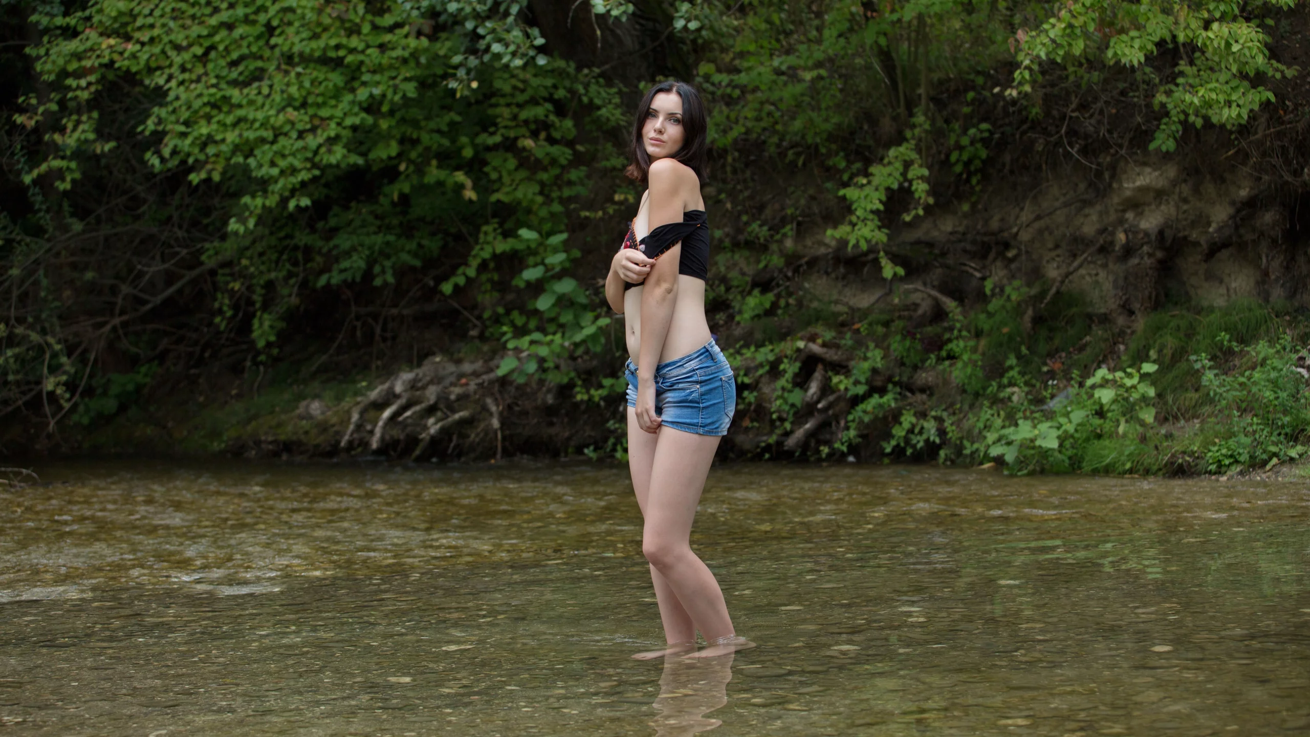 девушка, girl, sexy, секси, модель, фигура, ass, попка, попа, ноги, ножки, jeans, джинсы, shorts, шорты, water, вода, листья, nature, природа, река, cordoba