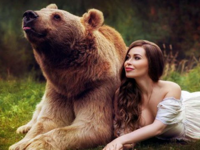 девушка и медведь, поза, грудь, волосы, улыбка, платье